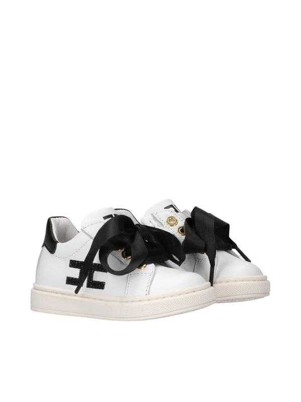 Sneakers bambina in pelle bianca con fiocchi e dettagli neri