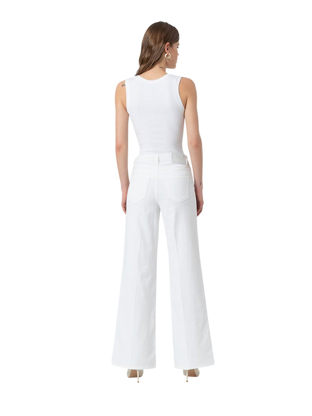 Jeans flare donna bianchi con catena dorata decorativa