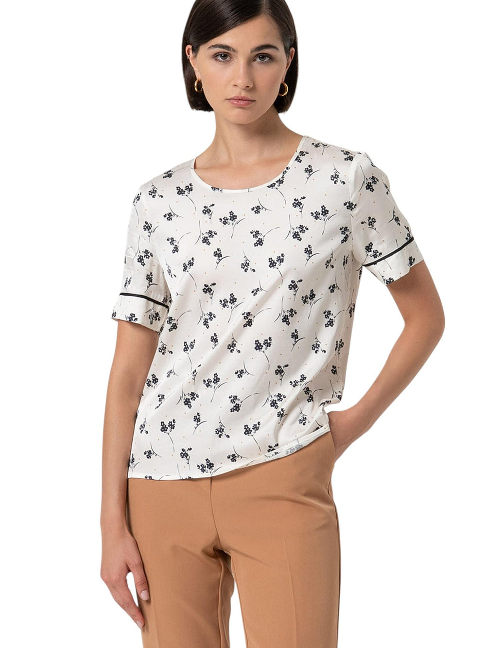 Maglia donna bianca a fiori con maniche corte