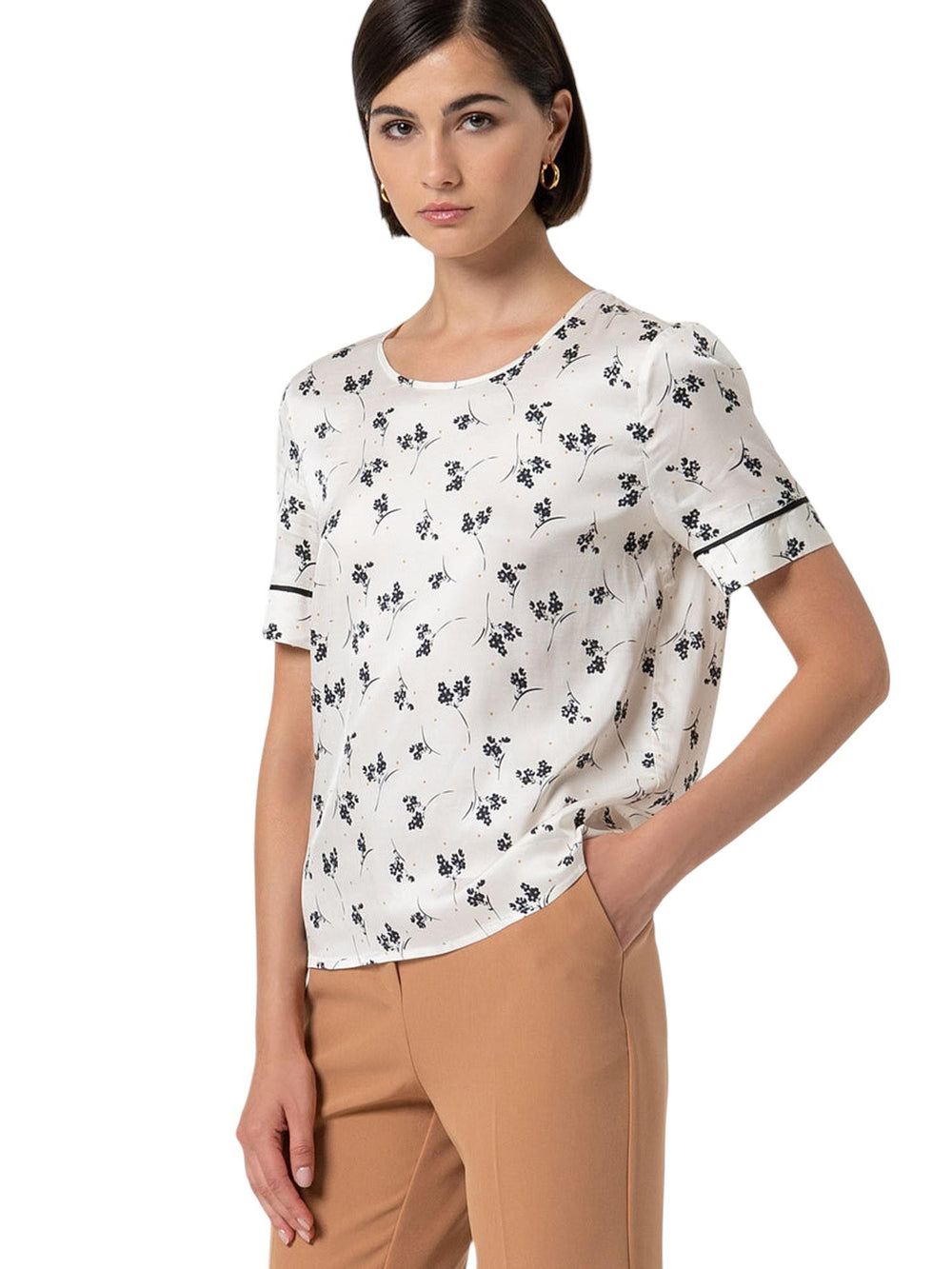 Maglia donna bianca a fiori con maniche corte