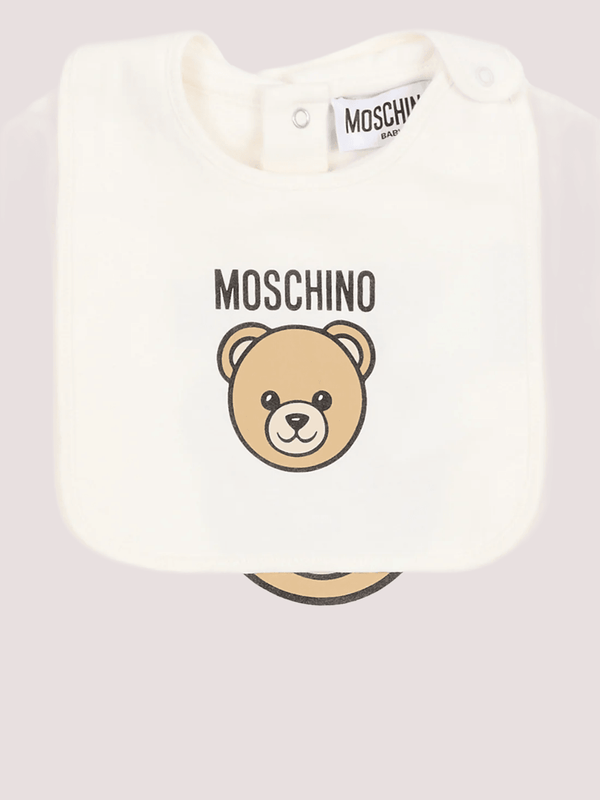 Set regalo composto di  tutina , cappello e bavaglino MUY097 LCA19 /10063 MOSCHINO 