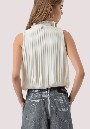 Top cropped senza maniche, e con girocollo con goccia. FR25WT2011W41201 /108 FRACOMINA 