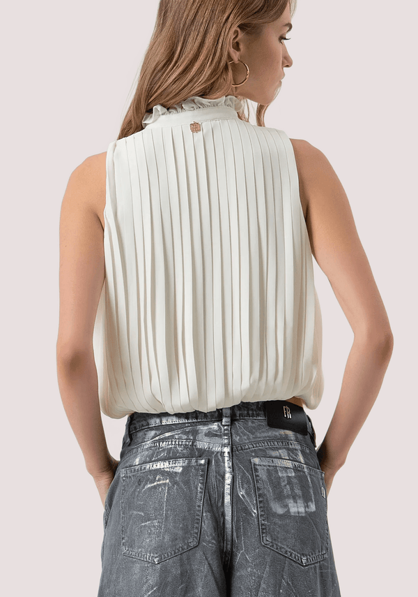 Top cropped senza maniche, e con girocollo con goccia. FR25WT2011W41201 /108 FRACOMINA 