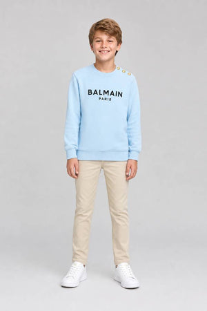 Felpa Balmain con bottoni oro sulla spalla — Modello — Posa 1 (Catalogo)