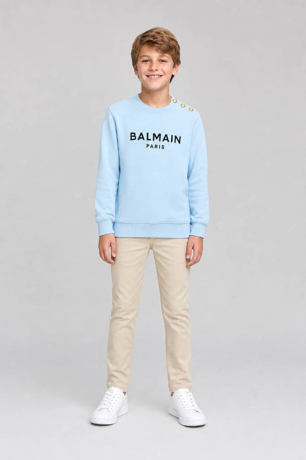 Felpa Balmain con bottoni oro sulla spalla — Modello — Posa 1 (Catalogo)